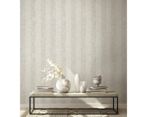 Lichte kamer met gestreept behang, tafel, vazen en decoratie voor interieurontwerp