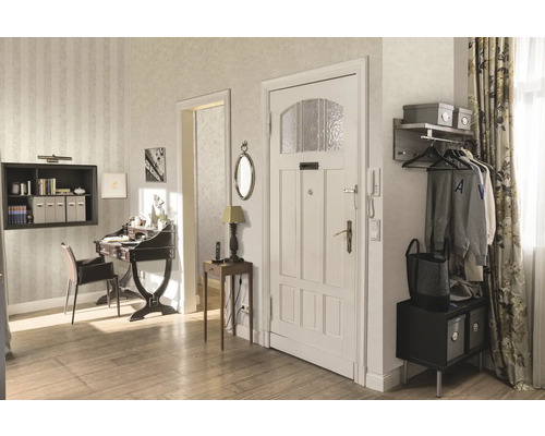 Entree met garderobe, bureau en binnendeur in een huis.