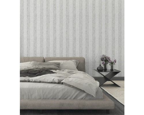 Slaapkamer met bed, nachtkastje en gestreept behang