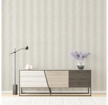 Lichte kamer met gestreept behang, dressoir, staande lamp en bloemenvaas