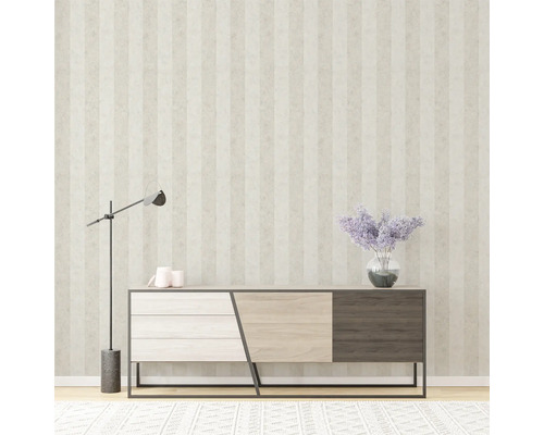 Lichte kamer met gestreept behang, dressoir, staande lamp en bloemenvaas