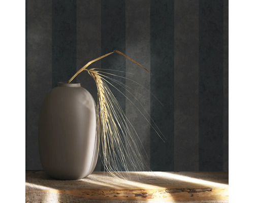 Decoratieve vaas met graanhalm op een houten tafel voor gestreept behang
