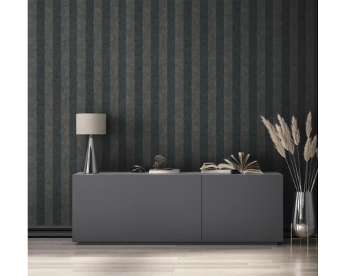 Woonkamer met gestreept behang, dressoir, lamp en decoratie