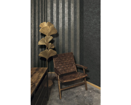 Inrichtingsvoorbeeld met fauteuil, commode en staande lamp voor gestreept behang