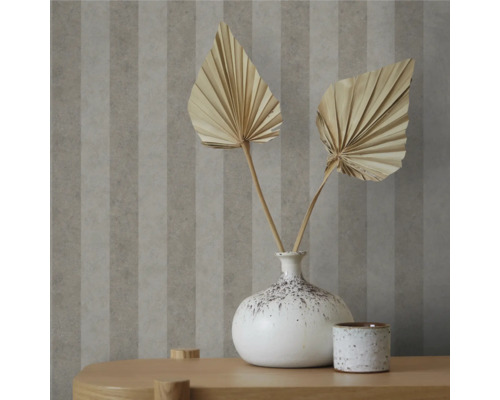 Decoratief behang met streepmotief en tafeldecoratie met gedroogde bloemen in vaas