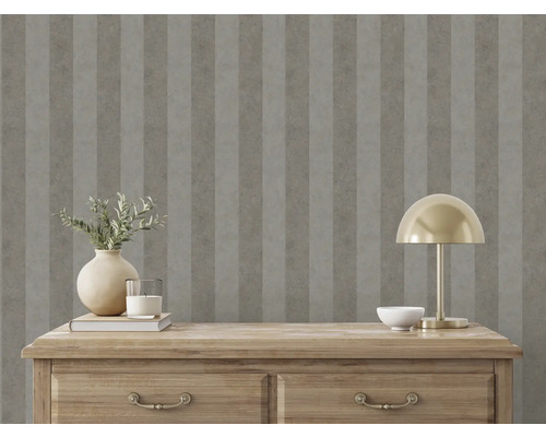 Decoratief behang met streepmotief op een slaapkamermuur