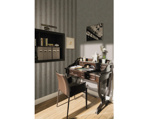 Interieurweergave van een studeerkamer met bureau, stoel, plank en wanddecoratie