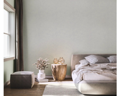 Lichte slaapkamer met bed, nachtkastje, decoraties en daglicht