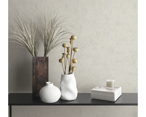 Decoratief stilleven met vazen, planten en kaars op een plank