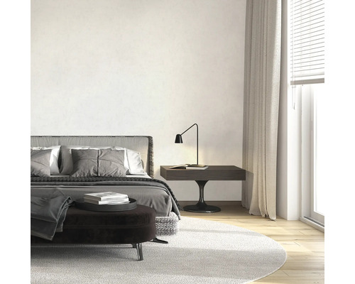 Lichte slaapkamer met bed, nachtkastje en tapijt