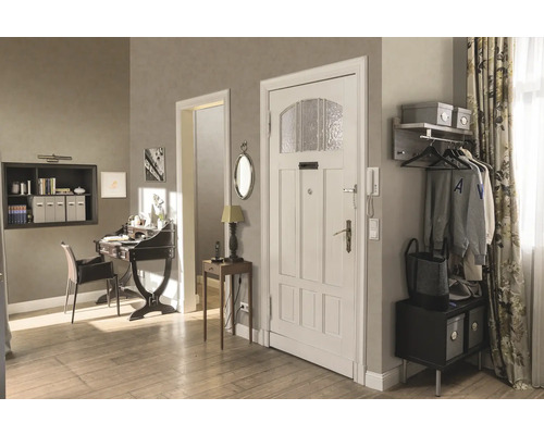 Entree met garderobe, bureau en houten vloer