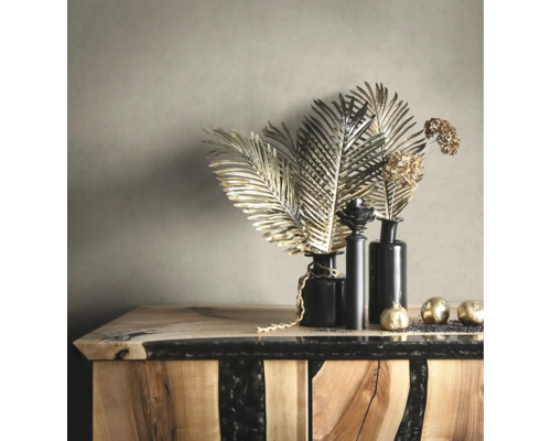 Decoratieve gouden bladeren en ballen in zwarte vazen op een houten en epoxyhars commode.