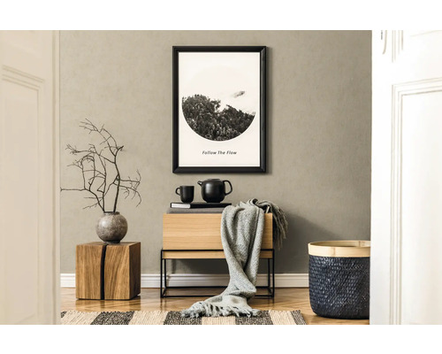 Decoratieve woonkamer met houten meubels, tapijt en muurdecoratie