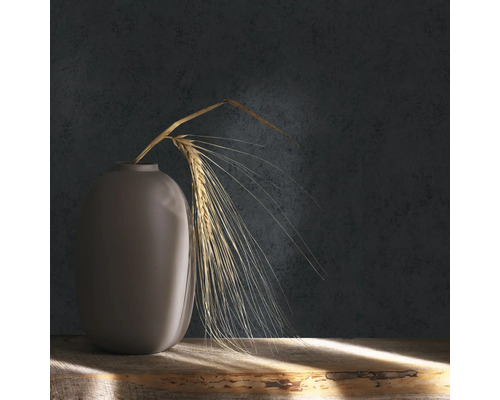 Decoratieve vaas met tarweaar op een houten tafel