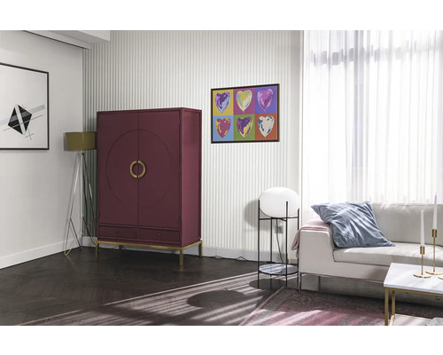 Woonkamer met rode kast, bank en kunstwerken aan de muur