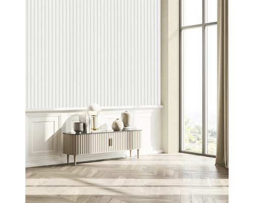 Lichte woonkamer met geribbelde wandbekleding, dressoir, lamp en groot raam