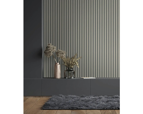 Scene met lambrisering, dressoir, vazen en vloerkleed op houten vloer