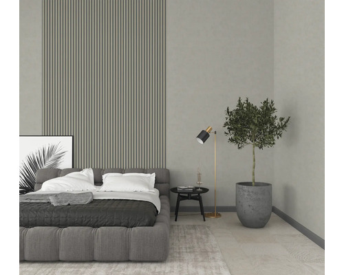 Slaapkamer met bed, nachtkastje, staande lamp en kamerplant