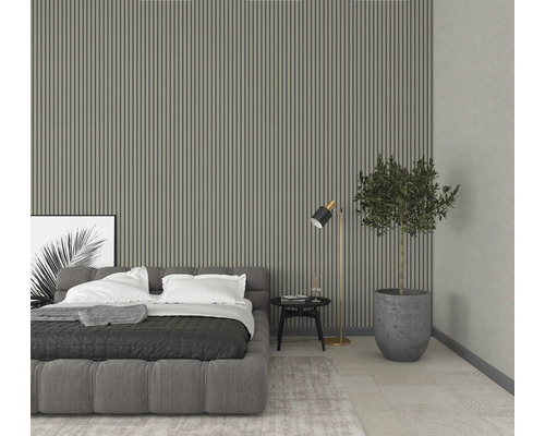 Slaapkamer met bed, vloerlamp, tafel en wandpanelen