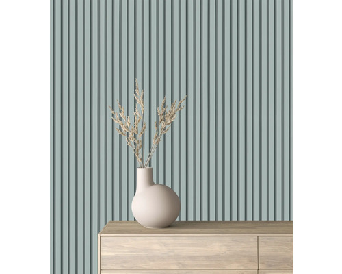 Decoratieve wandpanelen met verticale strepen, vaas en droogbloemen op dressoir
