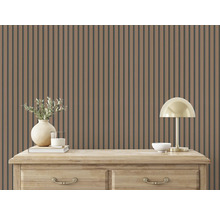 Houten wandpanelen achter dressoir met lamp en decoratie