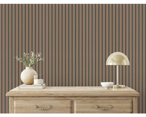 Houten wandpanelen achter dressoir met lamp en decoratie