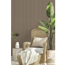 Scene met lamellenwand, rotan stoel, kussen, deken en plantenpotten