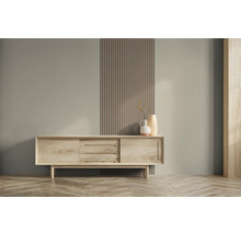 Woonkamer met houten dressoir, wandpanelen en parketvloer
