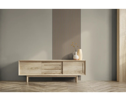 Woonkamer met houten dressoir, wandpanelen en parketvloer