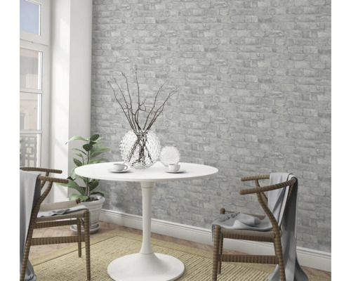Lichte ruimte met bakstenen behang, tafel en stoelen