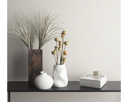 Decoratieve scène met vazen, droogbloemen, kaars en boek op een console
