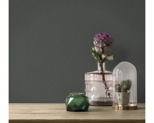 Decoratieve accessoires op een tafel voor een donker behang