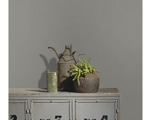 Decoratieve metalen elementen op een kast