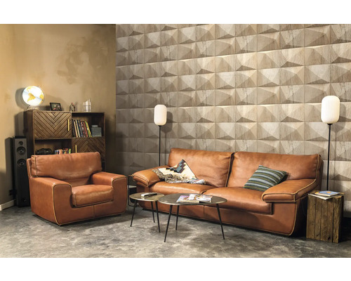 Woonkamer met leren bank, fauteuil, houten wandpanelen en planken