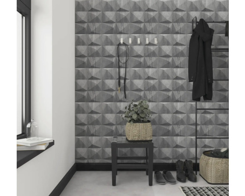 Entree met grijs 3D-effect behang, kapstok en accessoires voor een stijlvol huis.