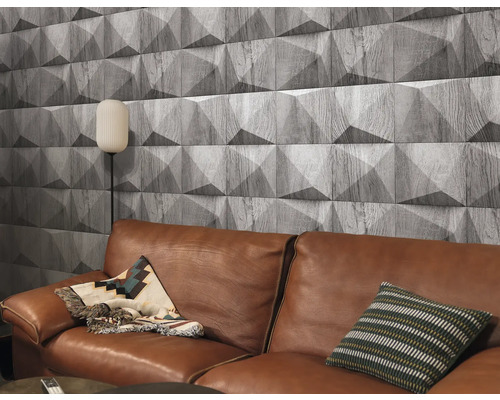 Woonkamer met bruine leren bank en houten wandpanelen met driedimensionaal design
