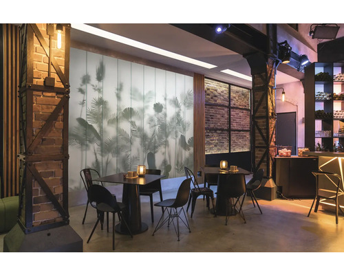 Interieur met tafels, stoelen en decoratieve wandbekleding met plantmotieven