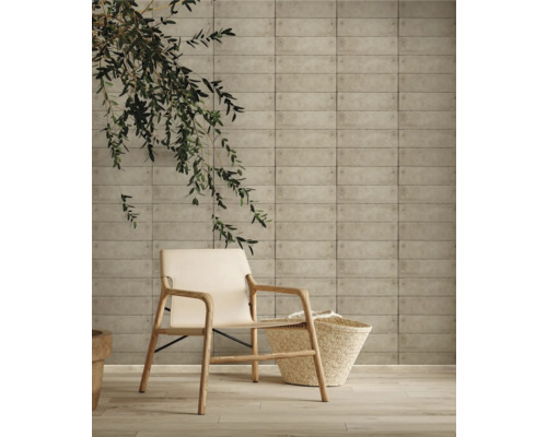 Lichte ruimte met decoratieve wandbekleding, stoel en mand