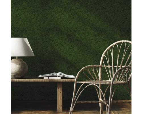 Decoratief interieur met moswand, tafel, lamp, boek en stoel