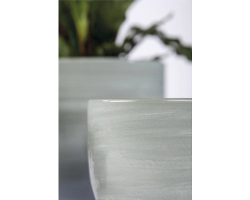 Detailopname van twee plantenbakken met horizontale structuur
