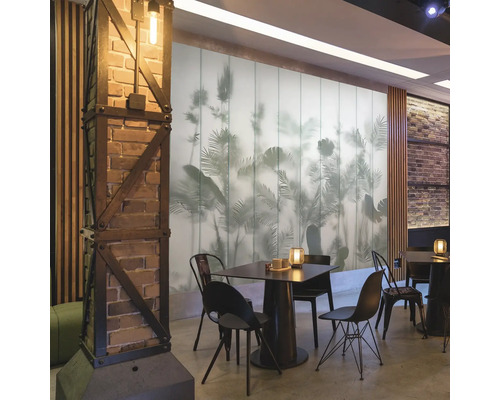 Decoratieve ruimte met eettafel en decoratieve wand met plantenpatroon