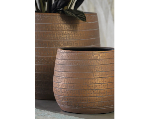 Twee terracotta plantenbakken met horizontaal ribbelpatroon