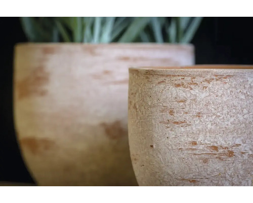 Twee terracotta plantenbakken