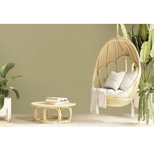 Woonkamer met rotan stoel, tafel en planten voor een natuurlijke sfeer