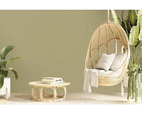 Woonkamer met rotan stoel, tafel en planten voor een natuurlijke sfeer