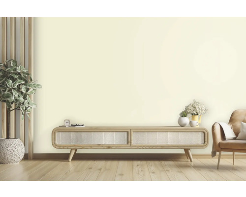 Lichte woonkamer met houten vloer, dressoir en decoratie