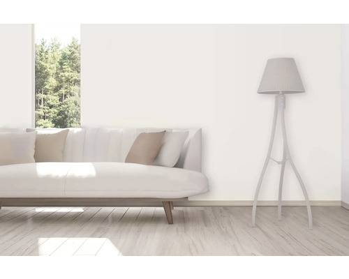 Woonkamer met bank, kussens en staande lamp