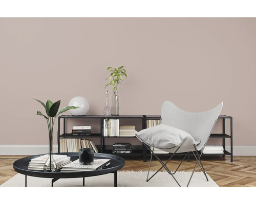 Woonkamer met plank, fauteuil en tafel