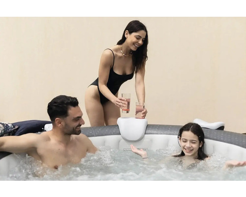 Familie ontspant in een opblaasbare jacuzzi met bekerhouder.
