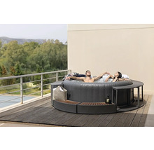 Ronde, opblaasbare whirlpool met twee personen op een terras